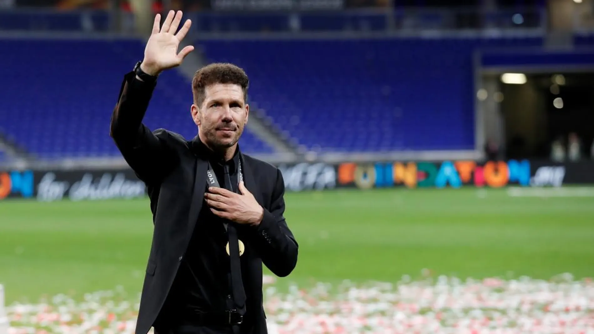 Simeone, después del partido, en el césped del estadio de Lyon / Reuters