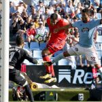 El defensa argentino del Celta Gustavo Cabral disputa un balón con el delantero brasileño de la Real Sociedad Willian José
