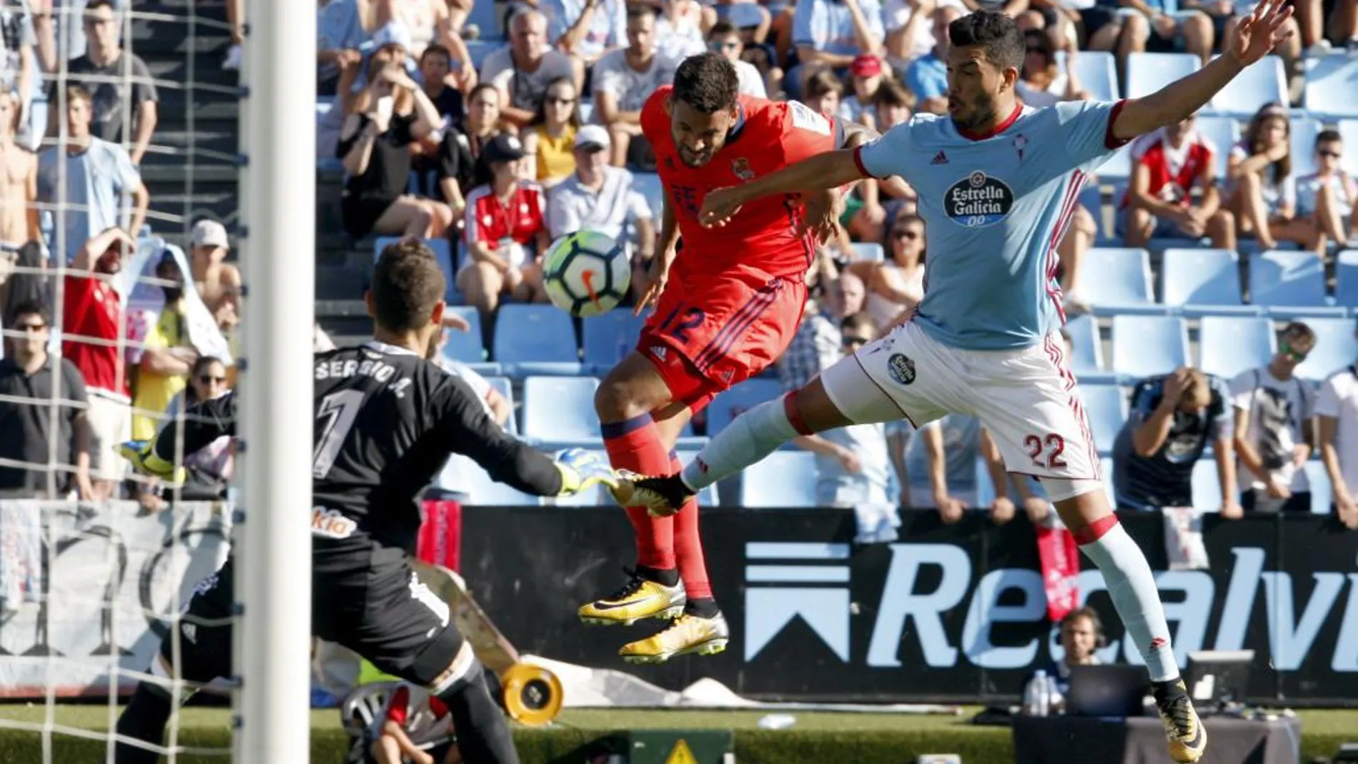 El defensa argentino del Celta Gustavo Cabral disputa un balón con el delantero brasileño de la Real Sociedad Willian José