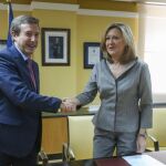 Pilar del Olmo firma el acuerdo con el director general de Negocio Mayorista de Kutxabank Fernando Irigoyen