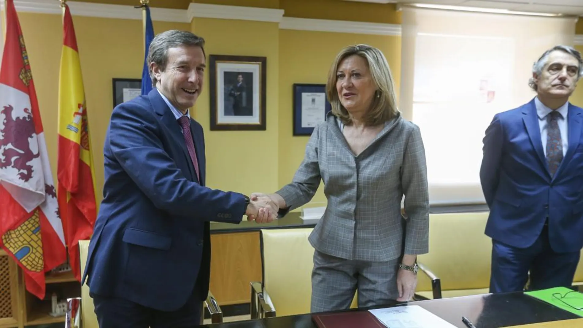 Pilar del Olmo firma el acuerdo con el director general de Negocio Mayorista de Kutxabank Fernando Irigoyen
