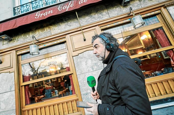 El locutor, antes de entrar en el Café Gijón, desde donde emitió «La radio que madruga». Foto: Atresmedia radio