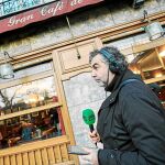 El locutor, antes de entrar en el Café Gijón, desde donde emitió «La radio que madruga». Foto: Atresmedia radio