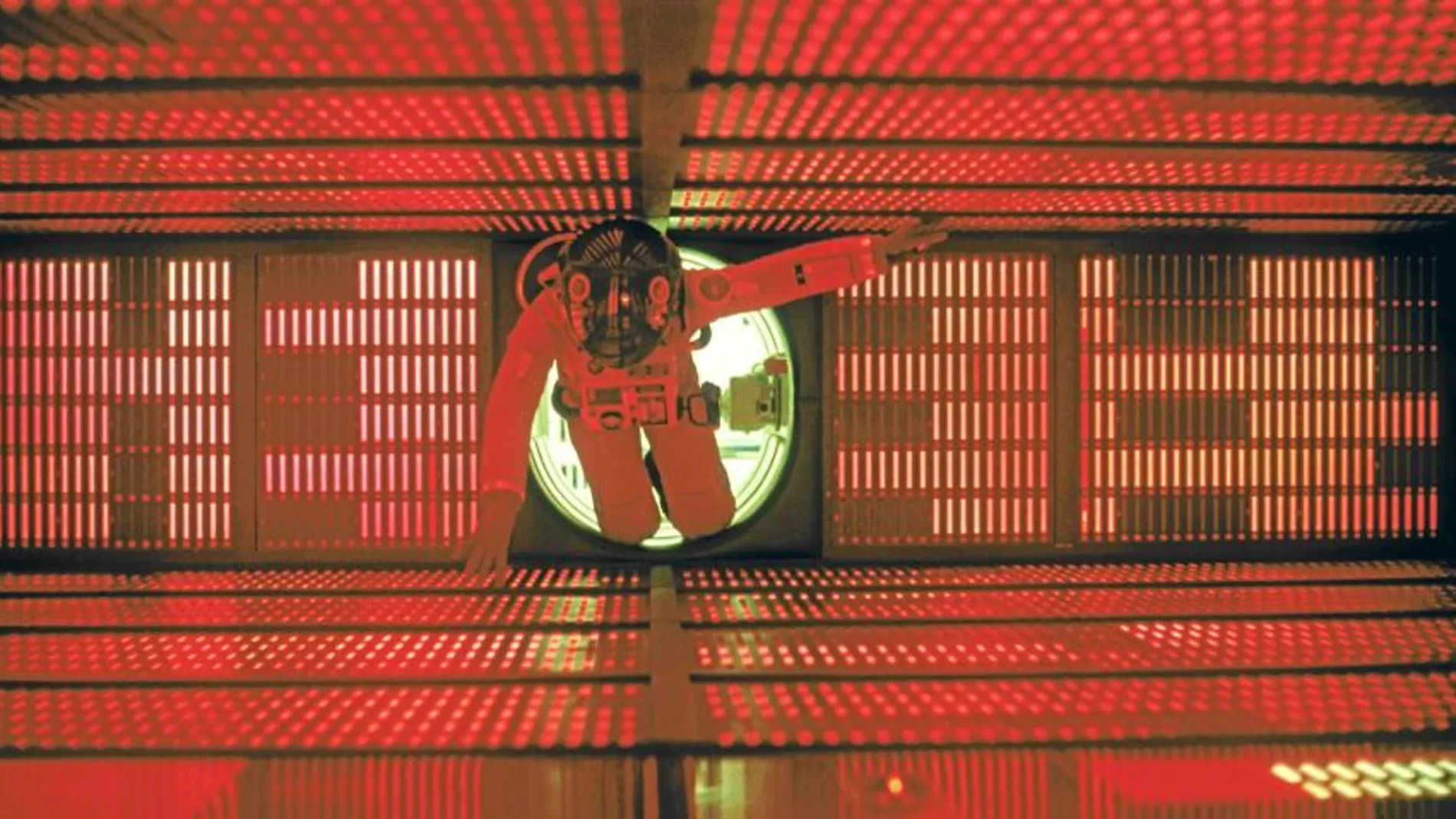 La estética del filme (en la imagen, David Bowman interpretado por Keir Dullea en el interior de la máquina HAL) creó un precedente que ha marcado a películas posteriores de ciencia ficción