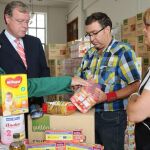 El alcalde de León, Antonio Silván, visita el Banco de Alimentos