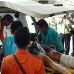 Un equipo médico asistiendo a uno de los heridas en la explosión del barco