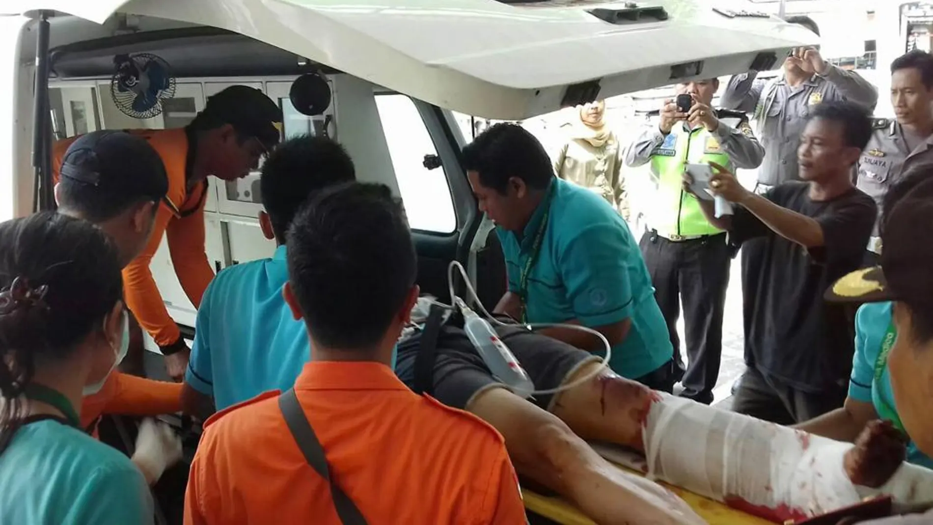 Un equipo médico asistiendo a uno de los heridas en la explosión del barco