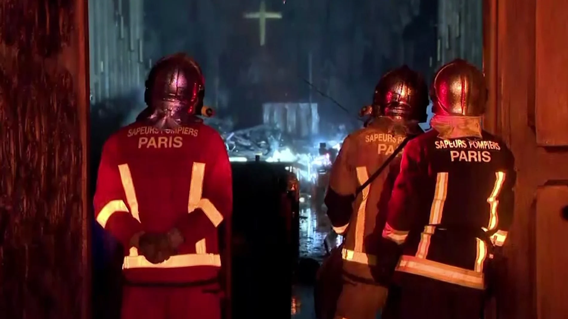 Los bomberos de París fueron calificados de héroes por su trabajo en Notre Dame