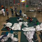 Niños separados de sus padres en un centro en Texas