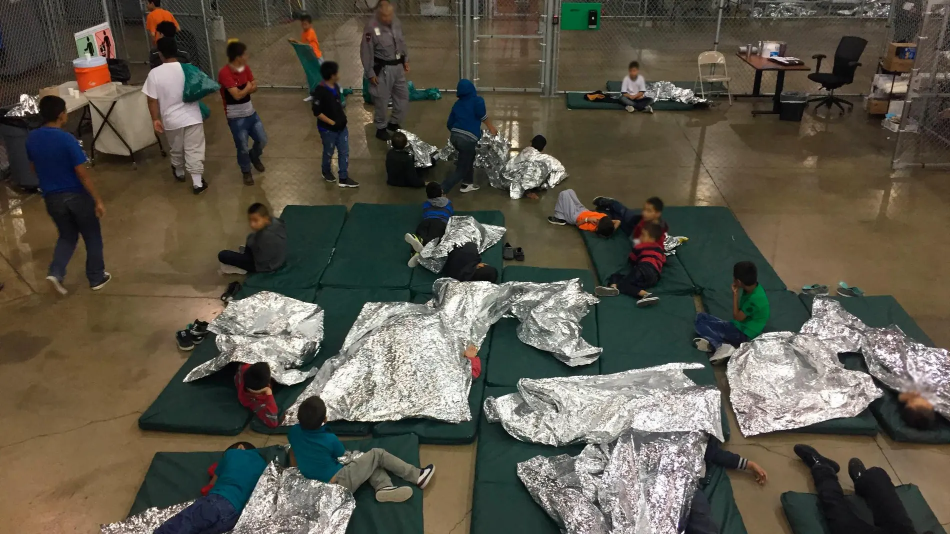 Niños separados de sus padres en un centro en Texas