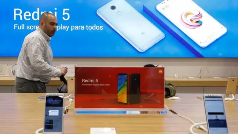 Un cliente en la tienda Xiaomi de Barcelona