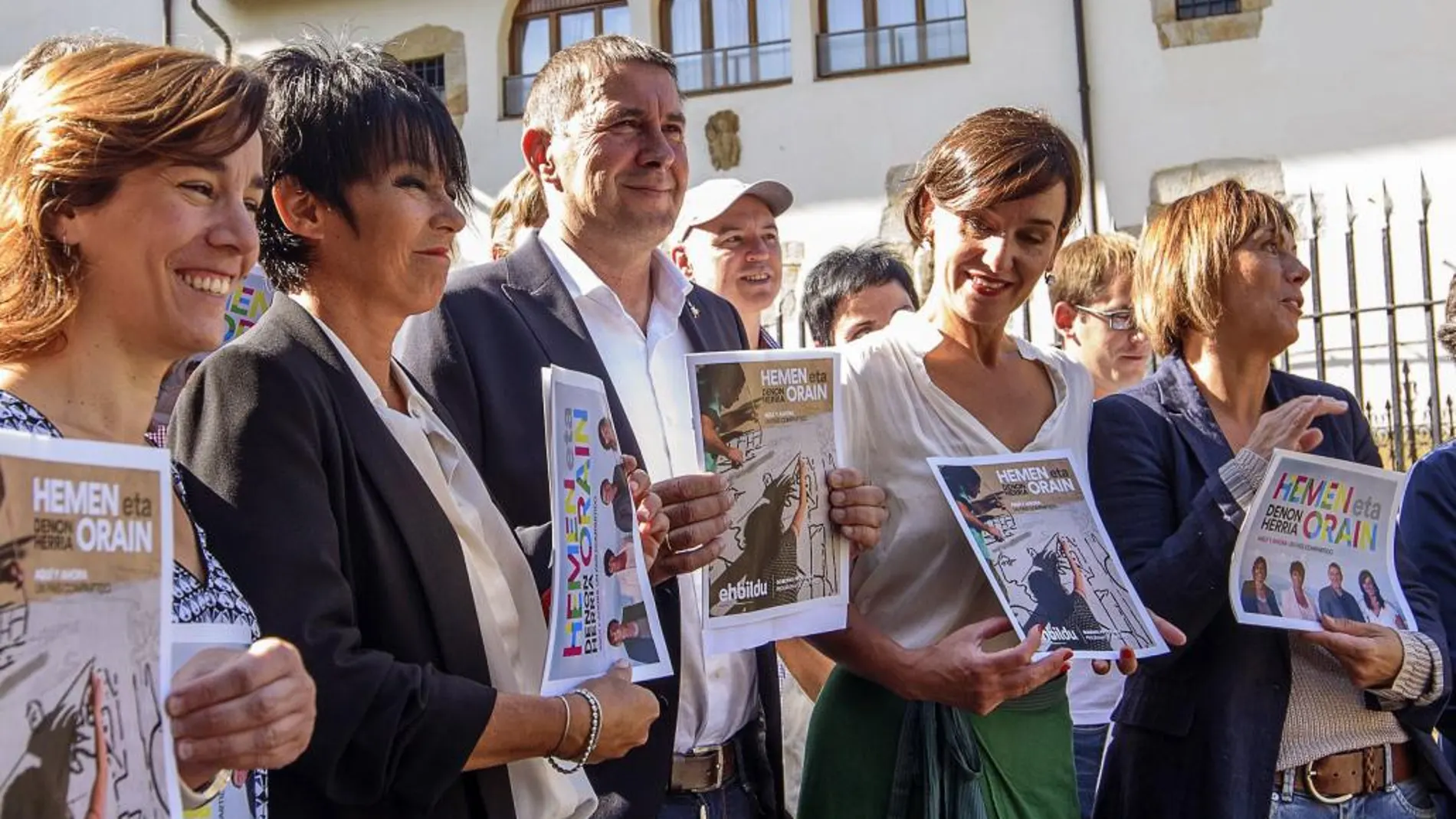 Arnaldo Otegi, junto a las tres cabezas de lista de EH Bildu durante la presentación del programa de gobierno