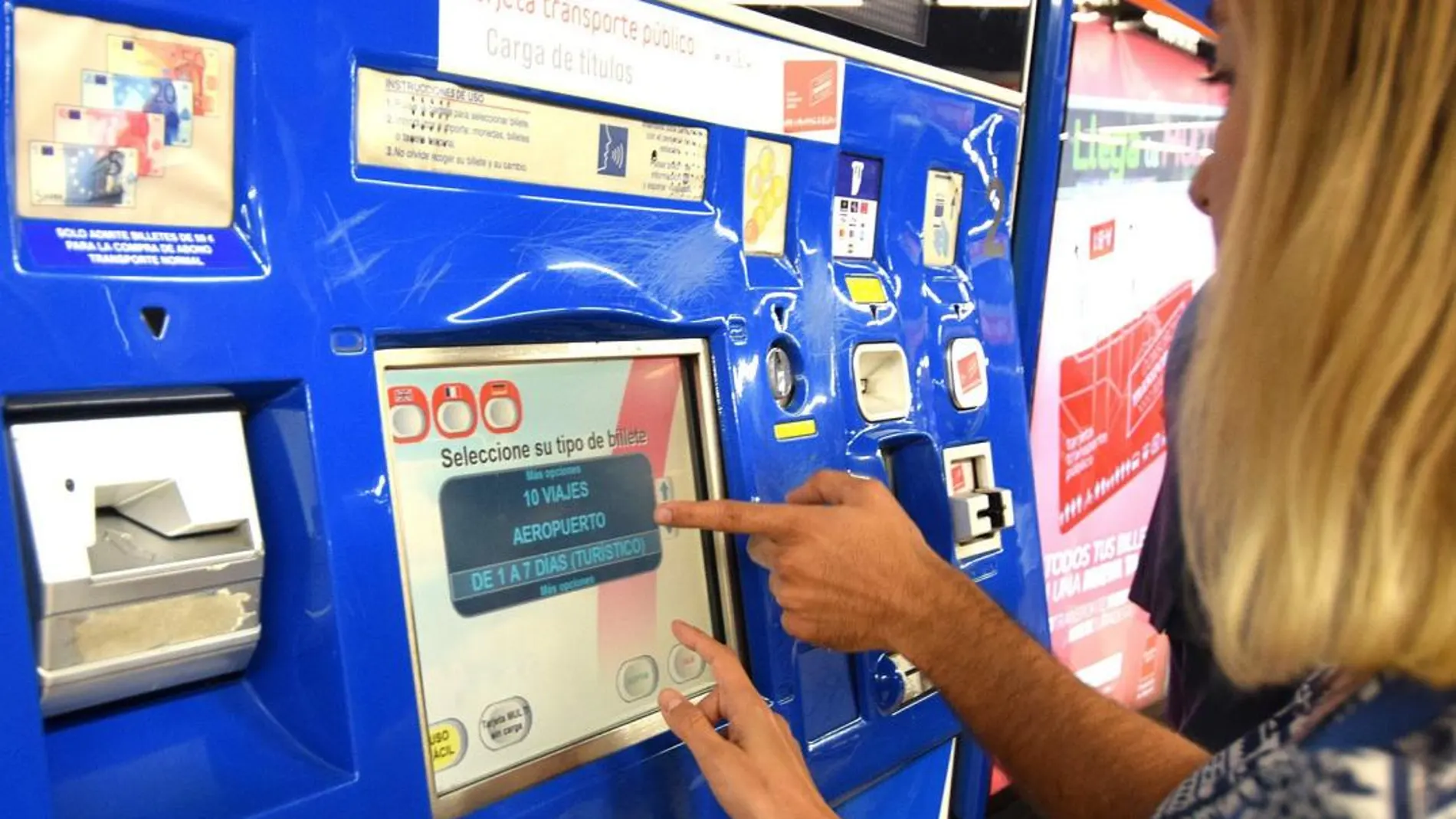 La Comunidad de Madrid diseñará un nuevo sistema para que las máquinas expendedoras de tarjetas de transporte de Metro en el aeropuerto puedan explicar de forma «más clara» el procedimiento de adquisición de los títulos de transporte