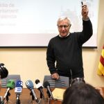 Joan Ribó, junto a Ramón Vilar, muestra el dispositivo de memoria en el que se recogen los presupuestos municipales de 2018.