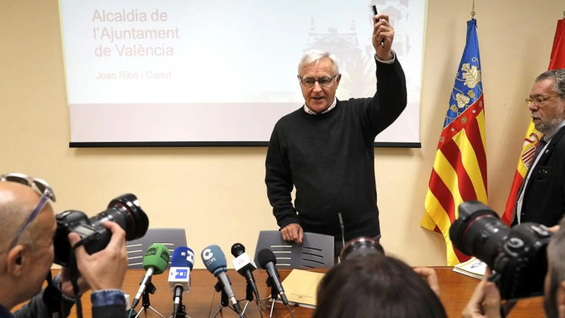 Joan Ribó, junto a Ramón Vilar, muestra el dispositivo de memoria en el que se recogen los presupuestos municipales de 2018.