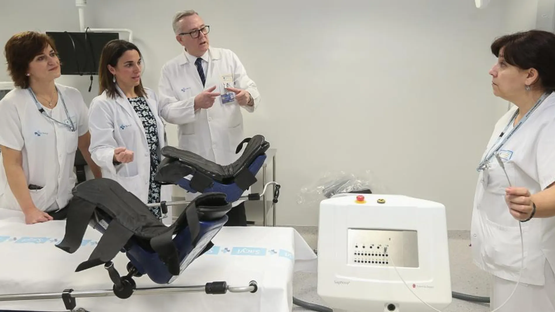 Las enfermeras Belén Martín Gil y Celia Oteruelo explican la nueva Unidad de Braquiterapia al director gerente del Hospital Clínico Universitario de Valladolid: Francisco Javier Vadillo; y a la Jefe de Unidad de Oncología, Patricia Diezhandino García
