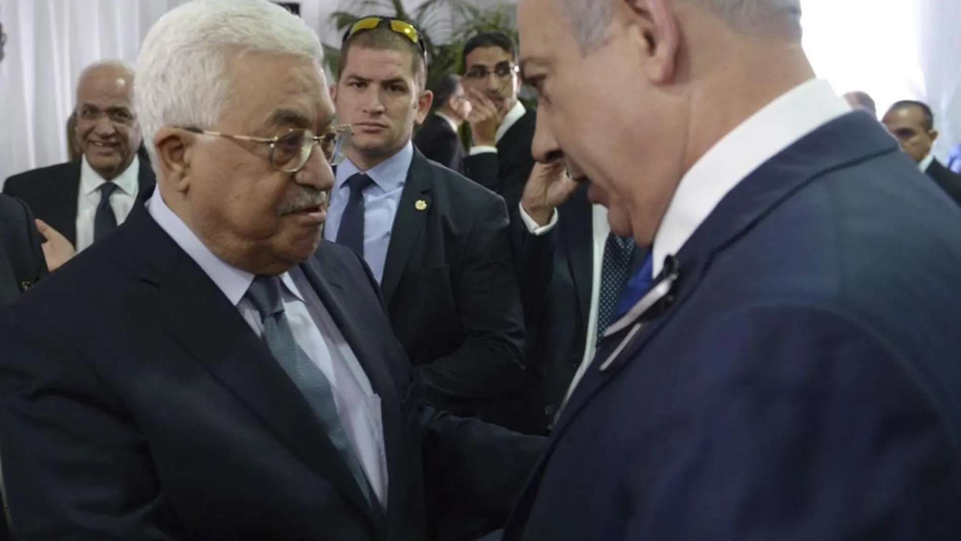 El primer ministro israelí, Benjamin Netanyahu, saluda al presidente palestino, Mahmud Abás
