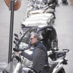 Imagen de una fila de motos aparcadas en semibatería