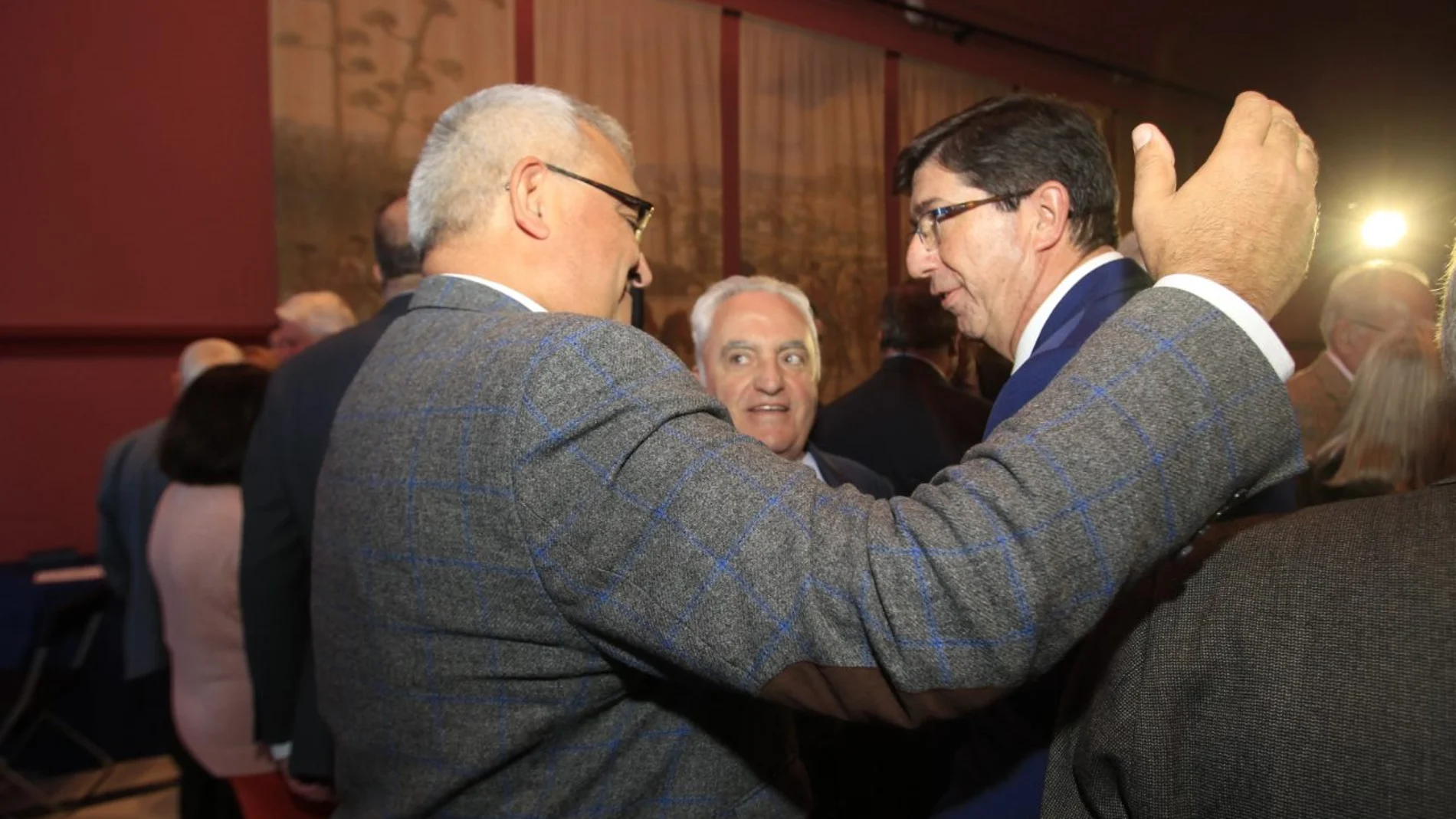 Juan Marín coincidió ayer en la entrega de los Premios Azvi con el consejero de Economía, Hacienda y Administración Pública en funciones, Antonio Ramírez de Arellano (Foto: Manuel Olmedo)