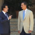 Imgen de archivo del presidente del Gobierno, Mariano Rajoy (i), junto al Rey esta mañana, en el primer despacho que celebra con el Monarca en el Palacio de Marivent, la residencia de verano de la Familia Real