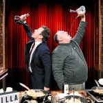 El chef José Andrés (derecha) y Jimmy Fallon beben un porrón de vino en el programa del presentador