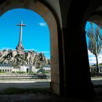 La gran cruz del Valle de los Caídos domina el entorno de la basílica donde se encuentra enterrado Franco desde hace 43 años