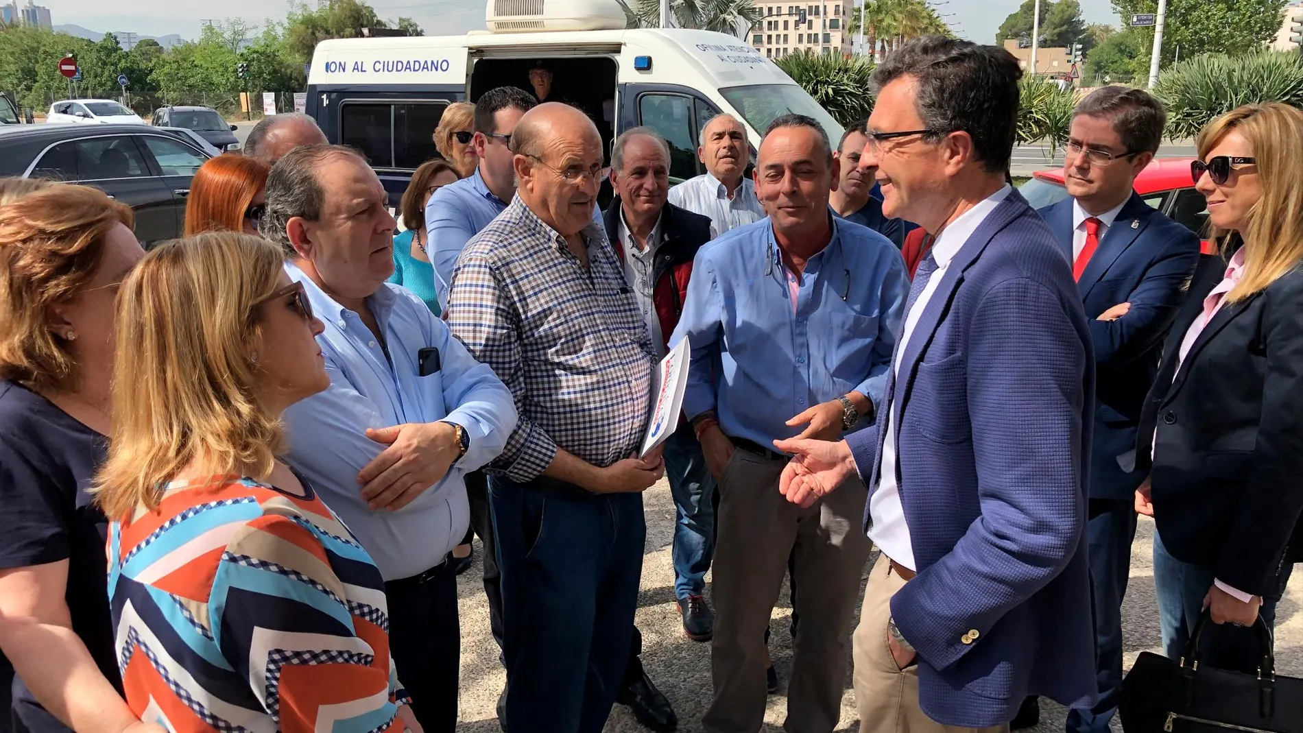 El alcalde de Murcia, José Ballesta, ayer durante un encuentro con diferentes vecinos de pedanías