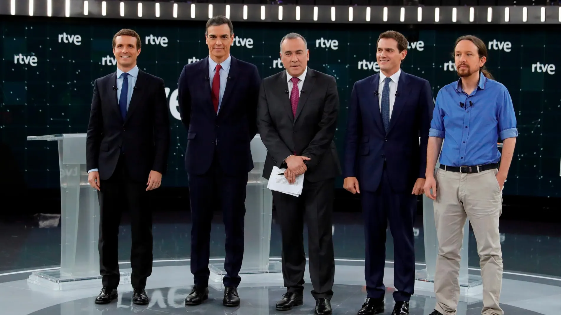El moderador del debate, el periodista Xabier Fortes, junto a Pablo Casado, Pedro Sánchez, Albert Rivera y Pablo Iglesias