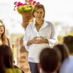 La presidenta del PP de Castilla-La Mancha y secretaria general nacional del partido, María Dolores de Cospedal (d), durante un encuentro con jóvenes de Nuevas Generaciones de la ciudad de Toledo