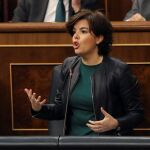 La vicepresidenta del Gobierno, Soraya Sáenz de Santamaría, interviene en la sesión al Ejecutivo que se celebra hoy en el Congreso