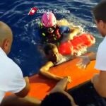 Fotografía facilitada hoy, viernes 4 de octubre de 2013, por la Guardia Costera italiana que muestra el rescate de algunos inmigrantes en la costa cercana a Lampedusa ayer.