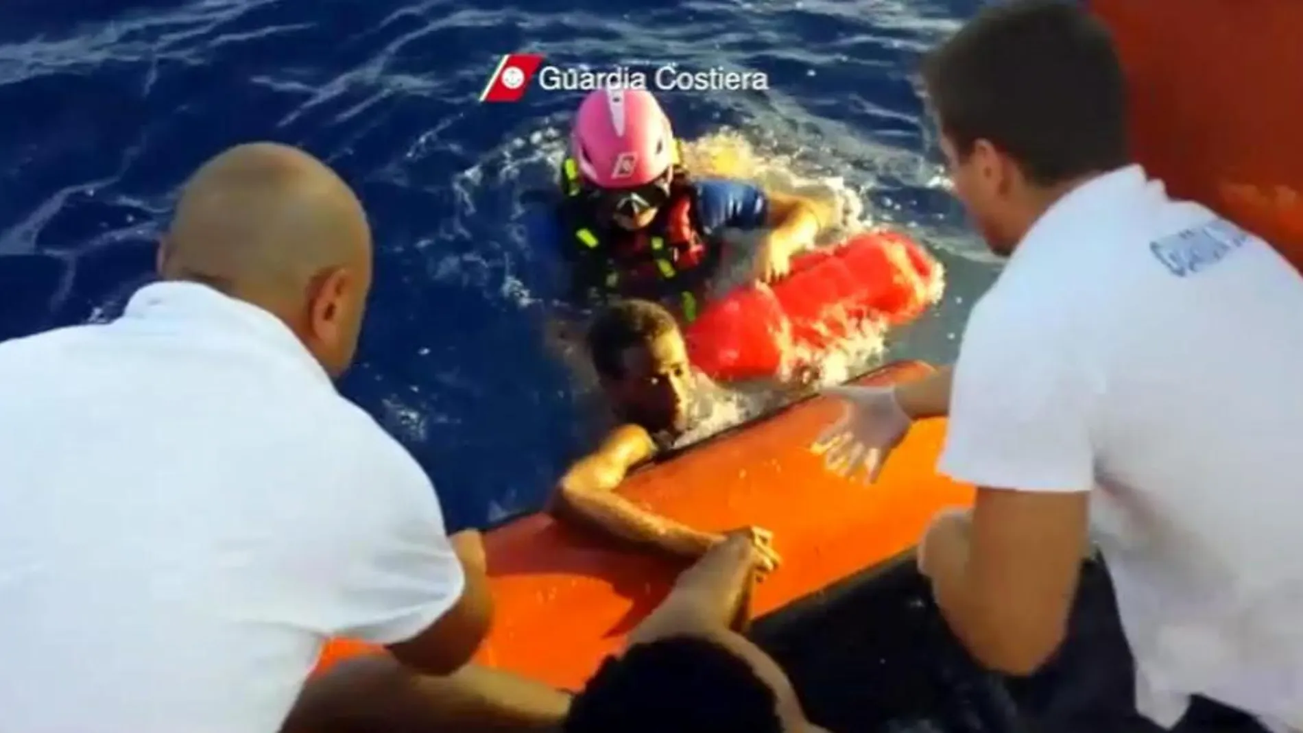 Fotografía facilitada hoy, viernes 4 de octubre de 2013, por la Guardia Costera italiana que muestra el rescate de algunos inmigrantes en la costa cercana a Lampedusa ayer.