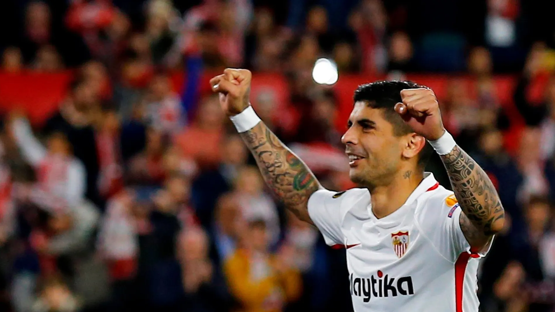 Éver Banega se encargó de ampliar la renta con el 3-0 desde el punto de penalti / Foto: Reuters