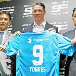 Fernando Torres posa con la camiseta del Sagan Tosu y el presidente del club japonés