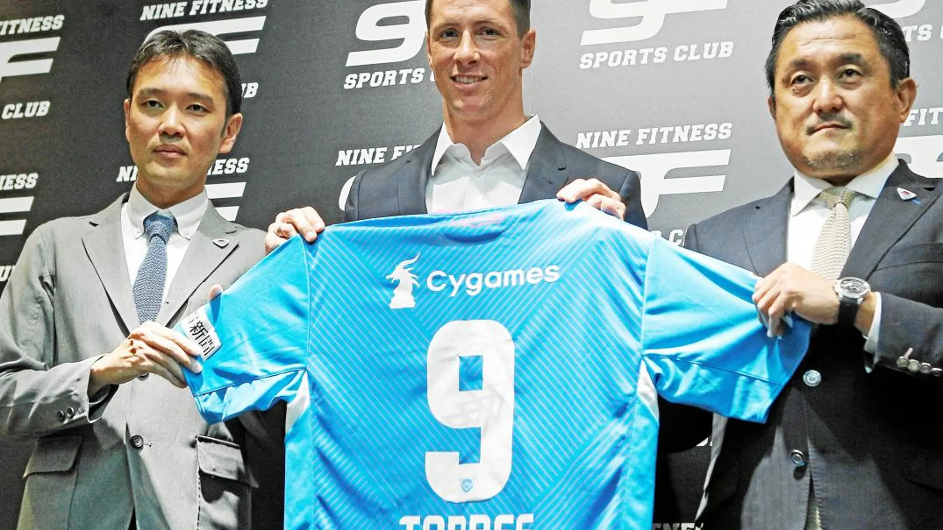 Fernando Torres posa con la camiseta del Sagan Tosu y el presidente del club japonés