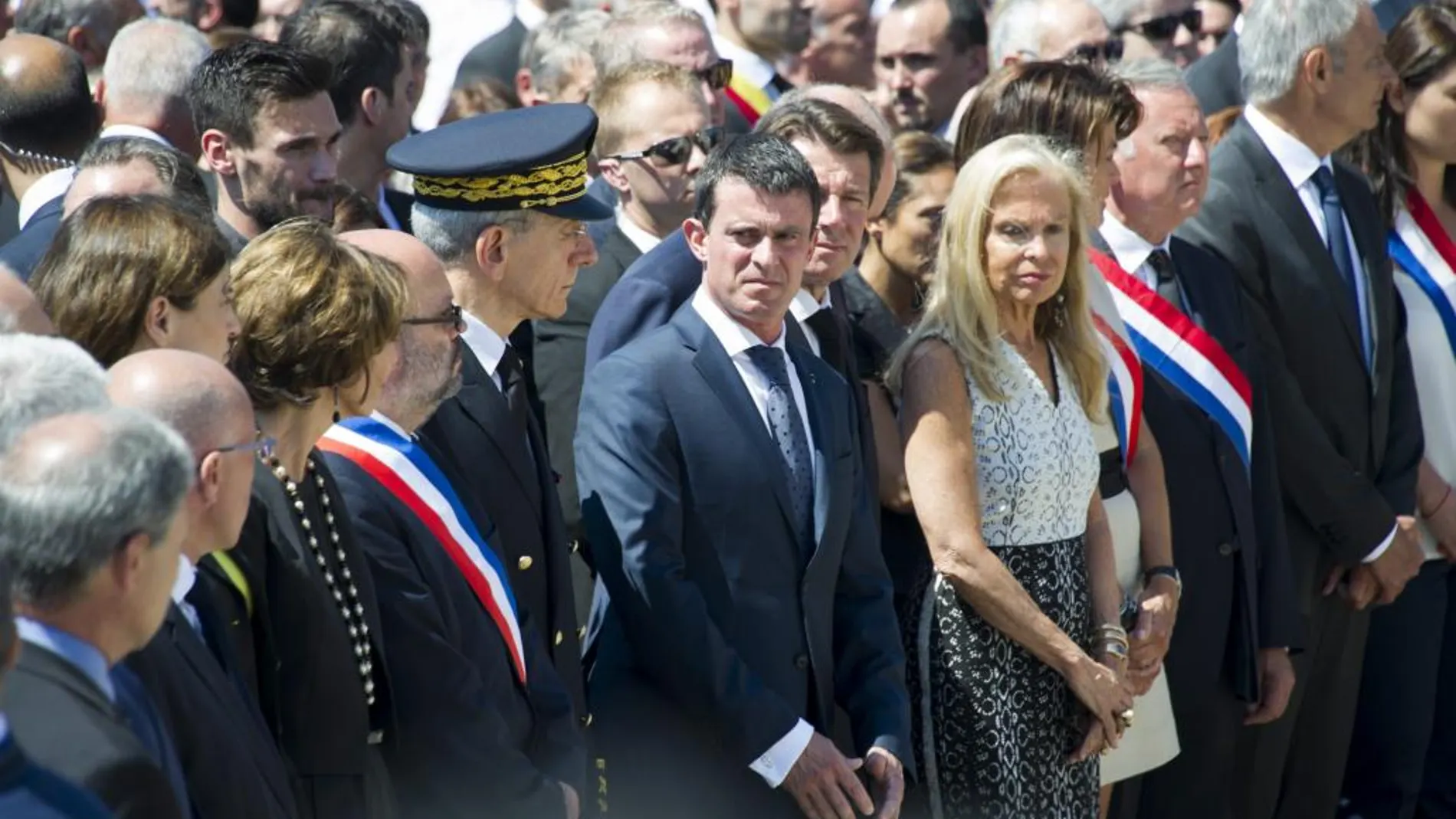 El primer ministro galo, Manuel Valls, guarda un minuto de silencio en honor de las víctimas del ataque