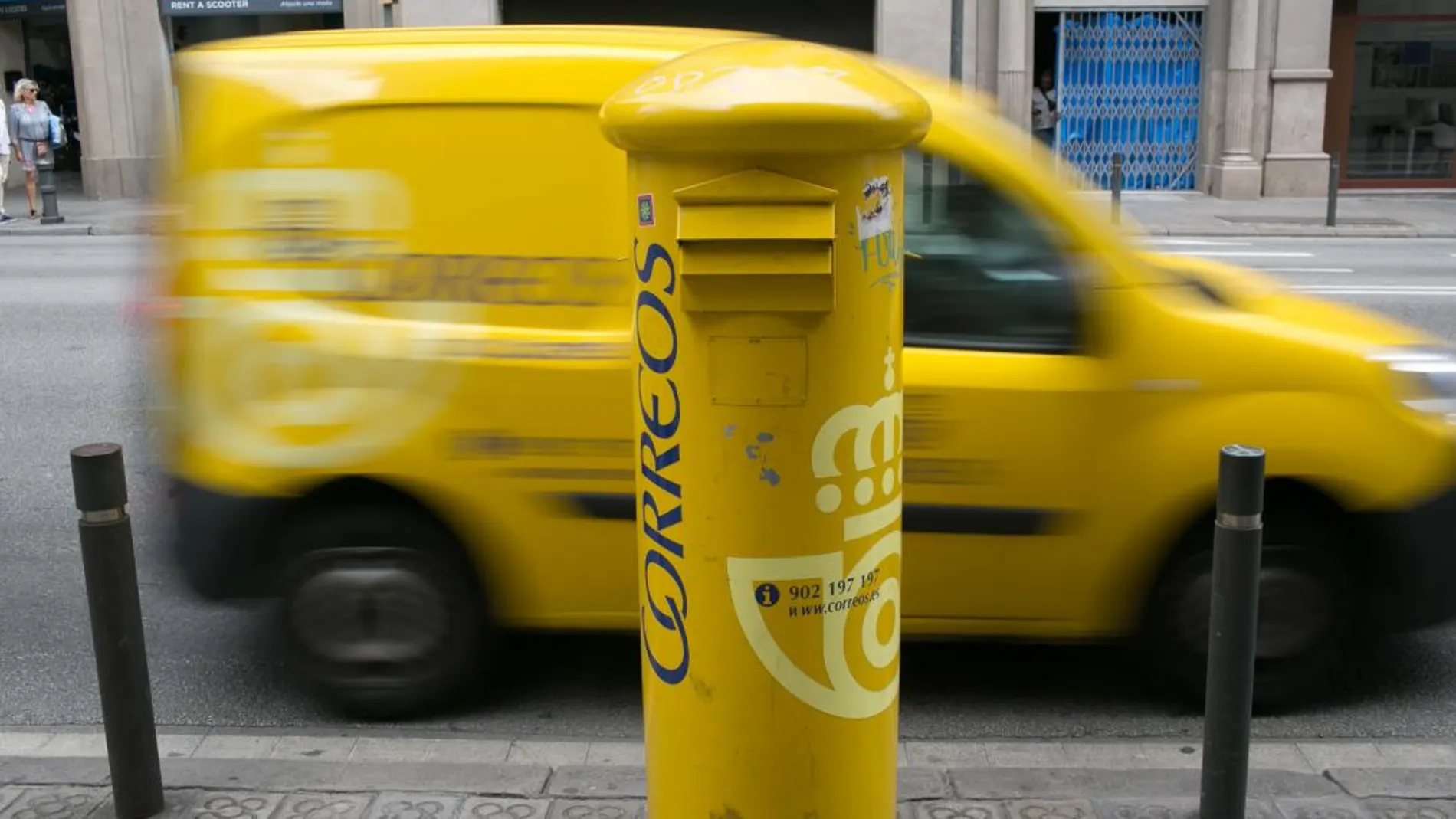 Multa millonaria a Correos y otras empresas de mensajería por repartirse a los clientes