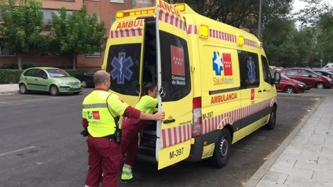 Los sanitarios del SUMMA atendiendo a los heridos.