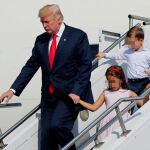 Trump y sus nietos Arabella y Joseph descienden del Air Force One