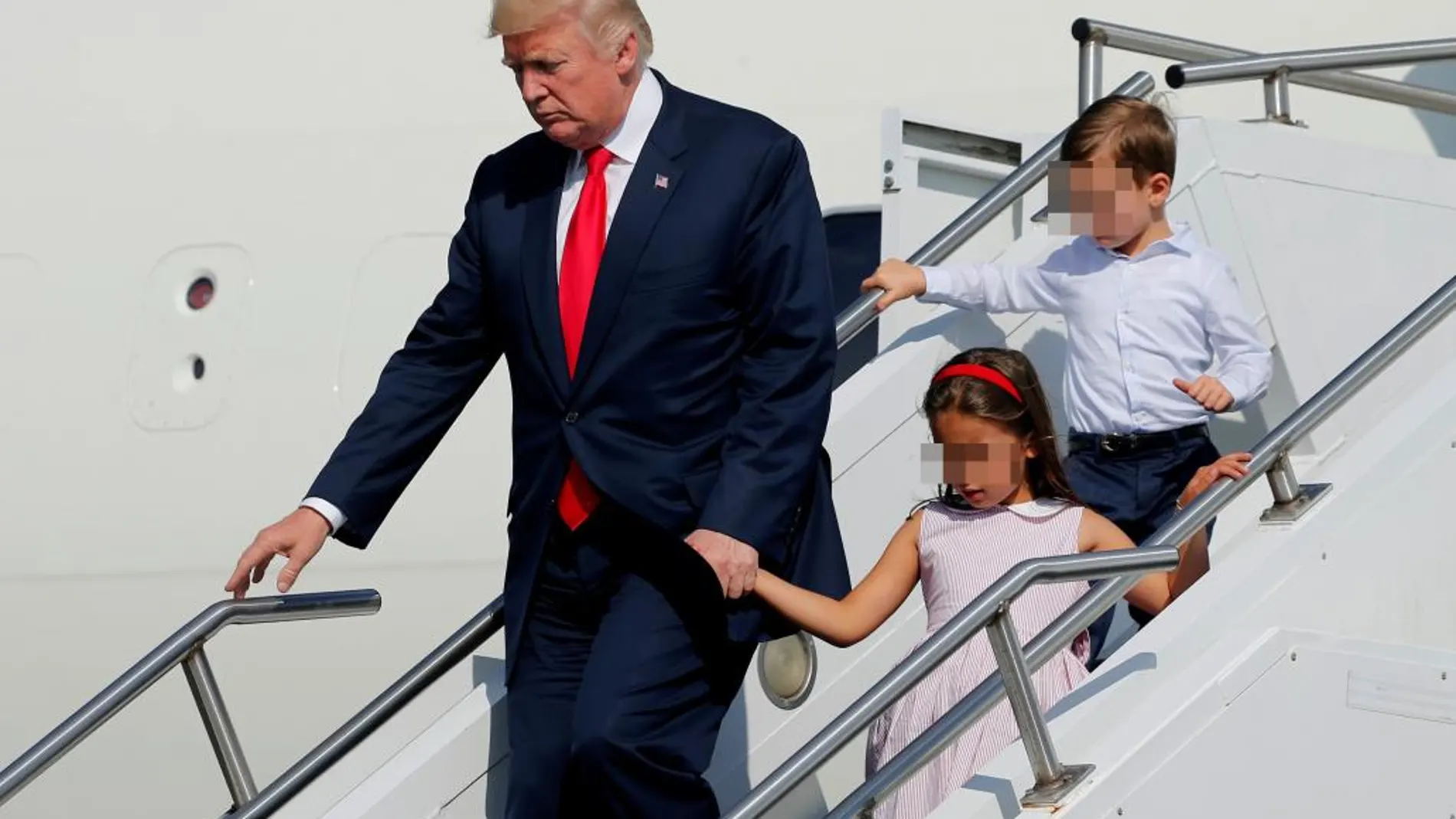 Trump y sus nietos Arabella y Joseph descienden del Air Force One