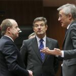 El ministro español de Justicia, Rafael Catalá (c), charla con sus colegas de Francia, Hean-Jaques Urvoas (i), y de Luxemburgo, Felix Braz.