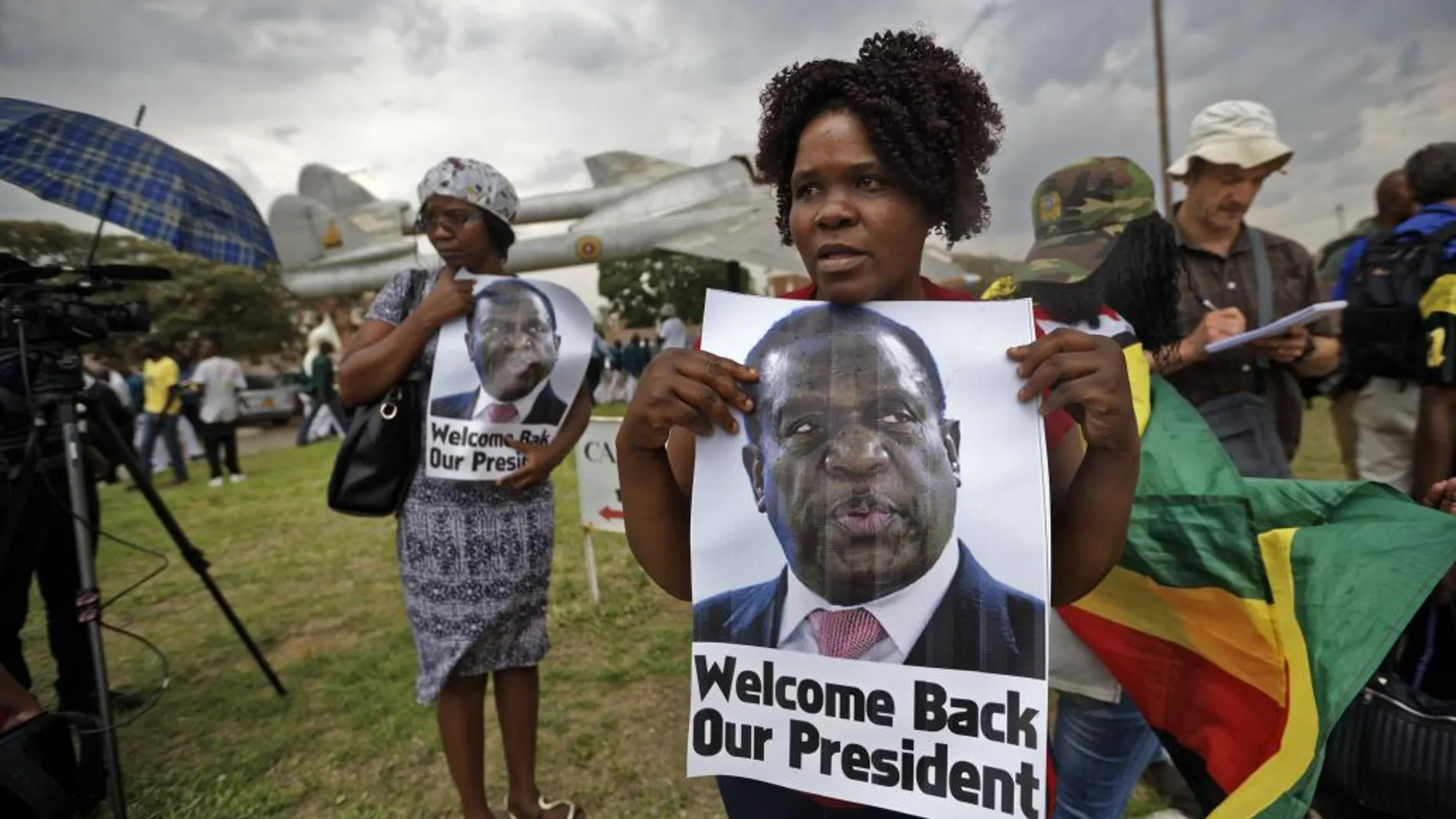 Seguidores de Emmerson Mnangagwa, celebran su vuelta.