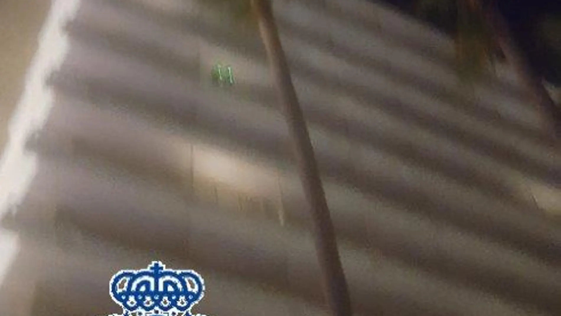 Imagen facilitada por la Policía en la que se ven los dos punteros láser en una terraza del hotel