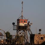 Un soldado egipcio, de guardia en una torre militar en el lado egipcio de la frontera entre la Franja de Gaza y Egipto, el pasado 29 de junio