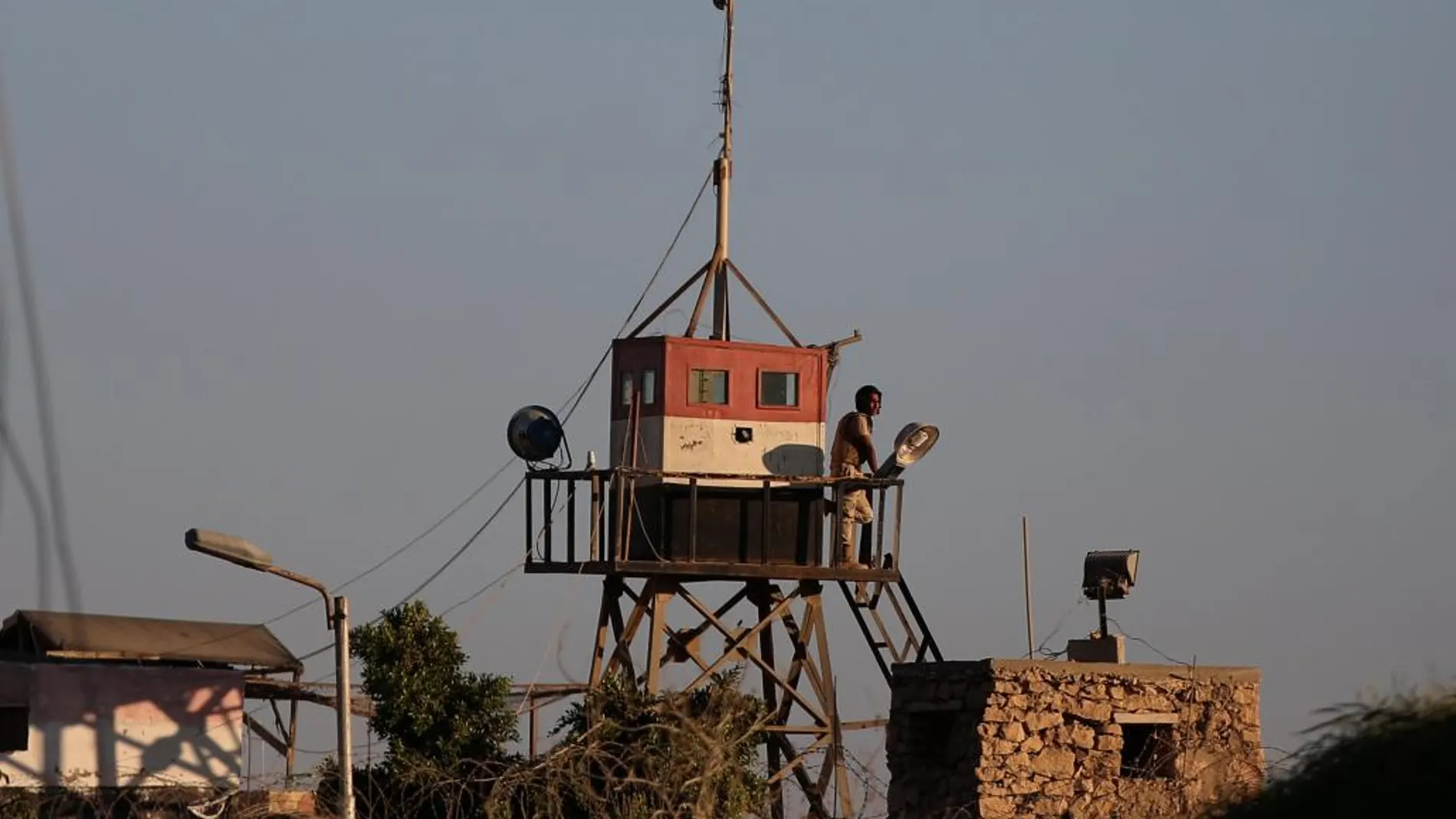 Un soldado egipcio, de guardia en una torre militar en el lado egipcio de la frontera entre la Franja de Gaza y Egipto, el pasado 29 de junio