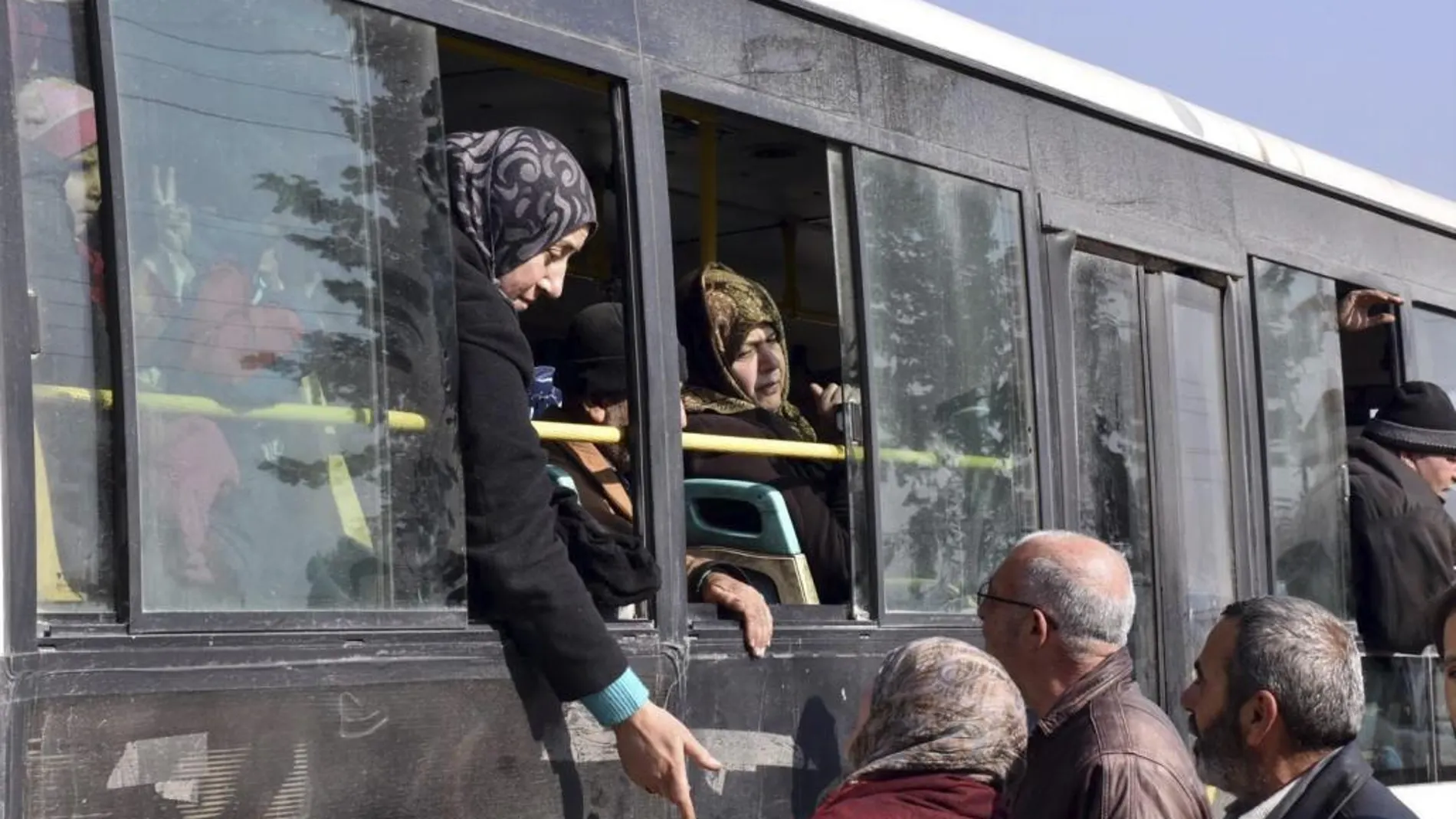Autobús de sirios evacuados de los pueblos de Kafarya y Fuah, en la provincia de Idlib, a su llegada a un centro de acogida provisional en Jebrin, a las afueras de Alepo.
