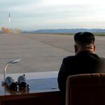Imagen del líder de Corea del Norte, Kim Jong durante una prueba con misiles