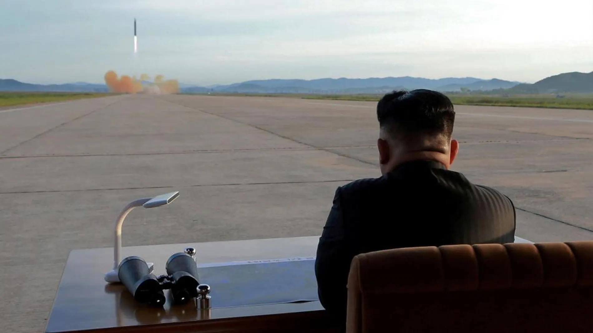 Imagen del líder de Corea del Norte, Kim Jong durante una prueba con misiles