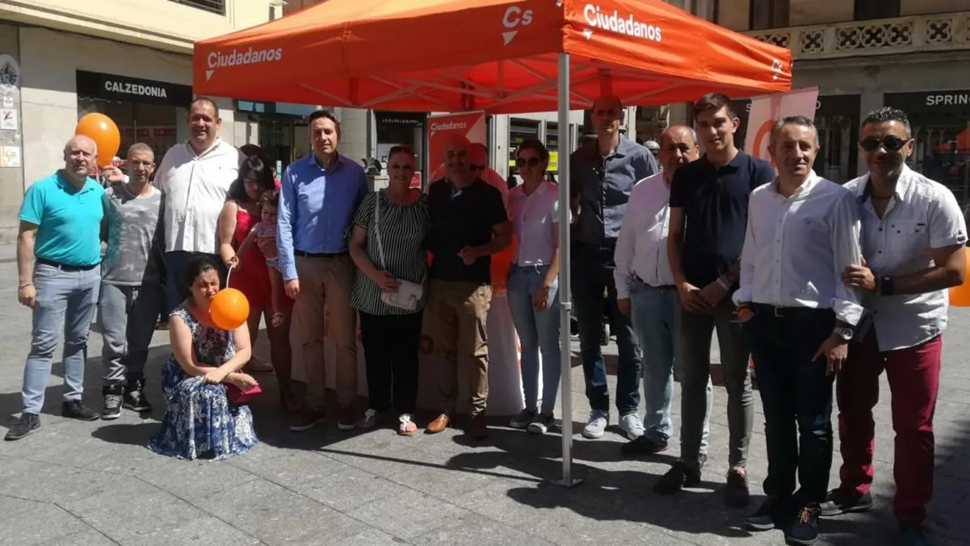 El procurador de Ciudadanos David Castaño, en la carpa de su partido en Salamanca