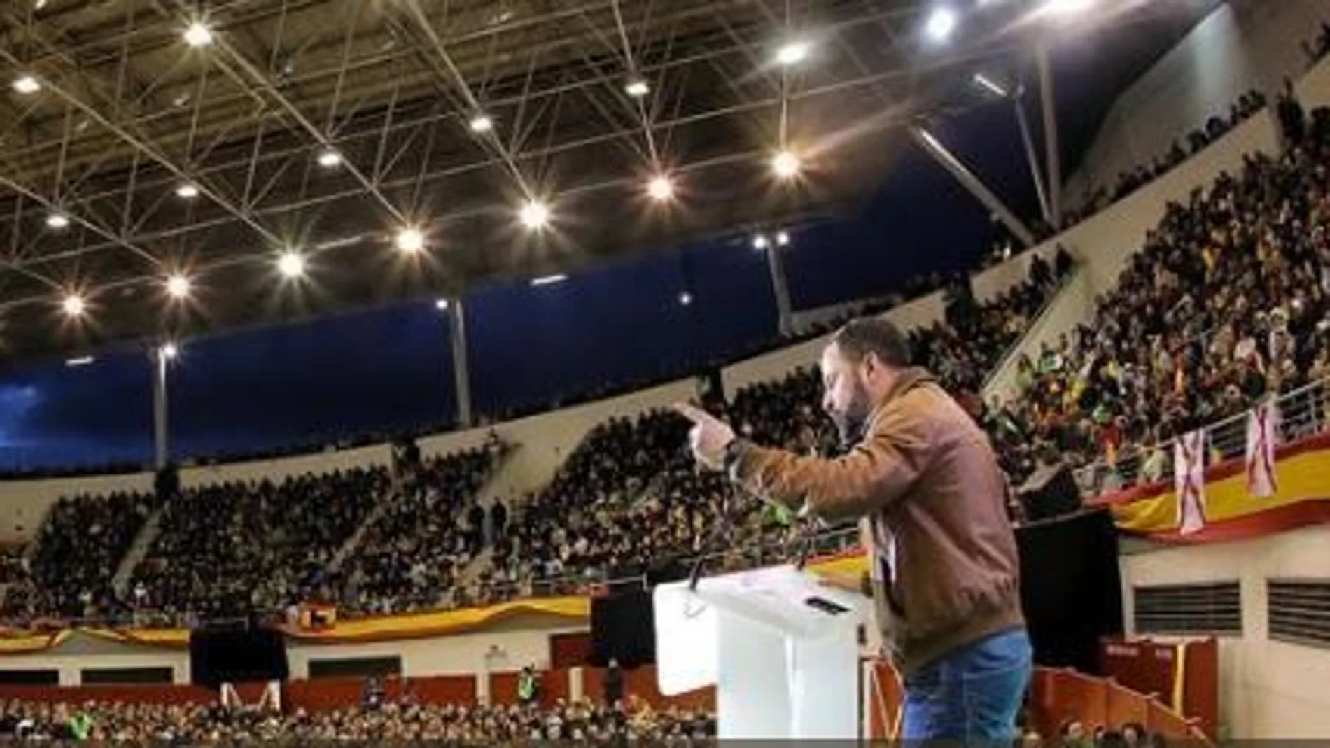 El presidente de Vox, Santiago Abascal, desde el mitin que ha celebrado en la plaza de toros de Las Rozas / Foto: Twitter VOX